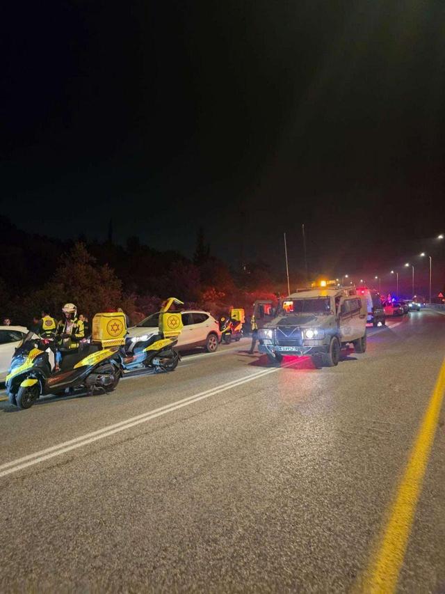 رادیو ارتش رژیم صهیونیستی از حمله مسلحانه به نظامیان اسرائیل در الخلیل خبر داد