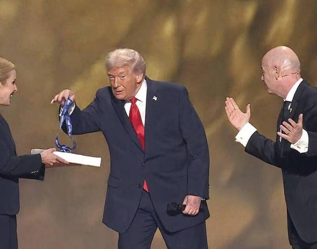 فوتبال دیگه ورزش نیست، نمایشنامه سیاسیه