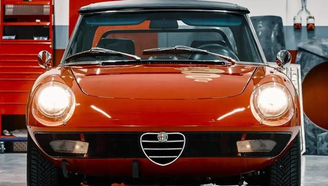 ۷۰۰ ساعت برای احیای یک کلاسیک ایتالیایی: آلفا رومئو اسپایدر 2000 (+عکس)
