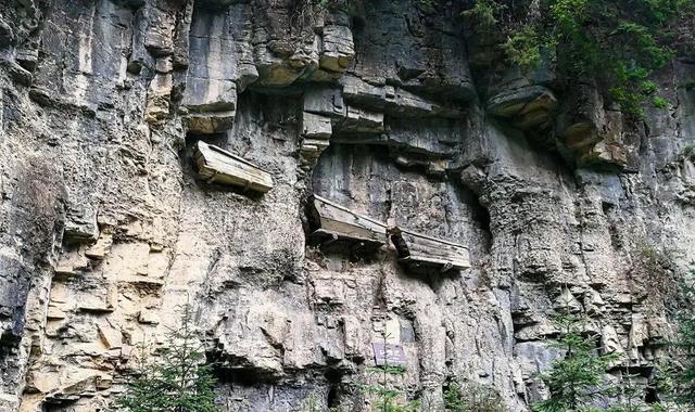 شناسایی نژاد مردگان دفن شده در تابوت‌های معلق باستانی! | عکس