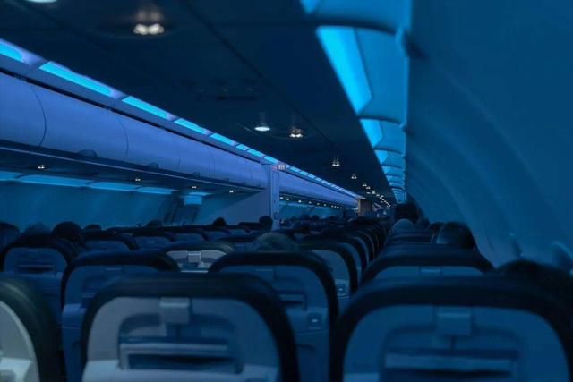 دلیل اینکه چراغ‌های هواپیما ناگهان کم‌نور می‌شوند، چیست؟ | پاسخ چیزی نیست که فکر می‌کنید!