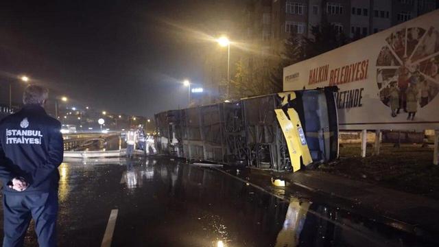 ببینید | چپ کردن اتوبوس مسافربری در جاده لغزنده