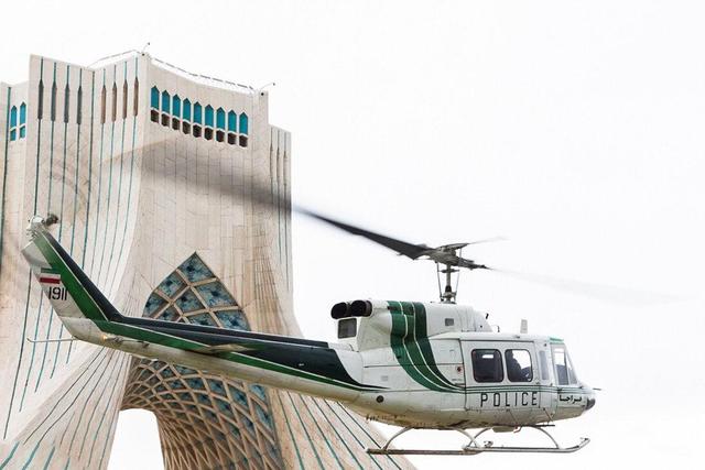 ببینید | فرود یک هلیکوپتر در میدان آزادی تهران