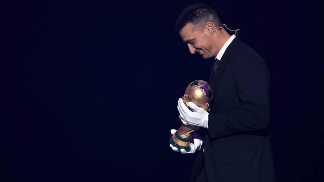 راز دستکش سفیدی که جامجهانی را حمل کرد +عکس