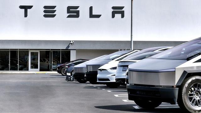 تسلا امکان پیام دادن حین رانندگی را فعال کرد