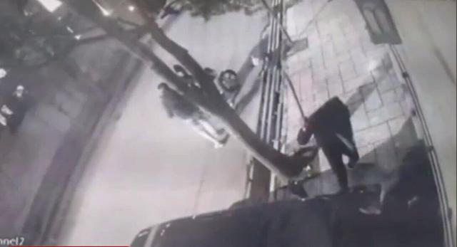 ضربه های پیاپی با قمه به یک شهروند + ویدئو | تصاویر دوربین مداربسته از زورگیری وحشیانه در مشهد