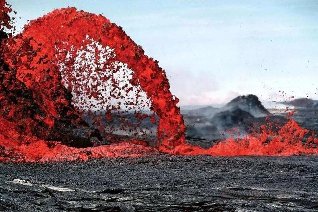 فوارههای گدازه آسمان هاوایی را به آتش کشیدند + ویدیو خیرهکننده از لحظه دیدنی بیدار شدن یکی از فعالترین آتشفشانهای جهان