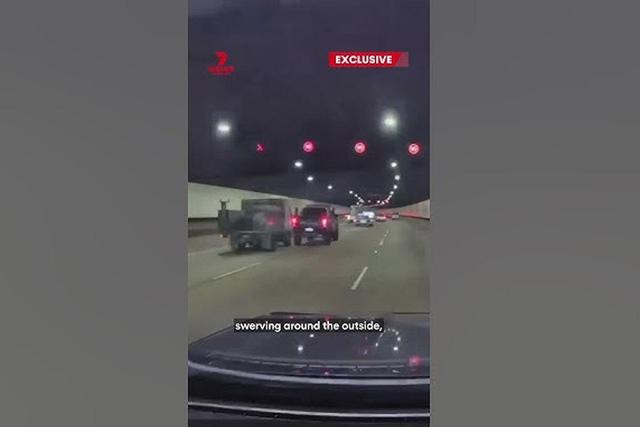 ببینید | وحشت داخل تونل؛ درگیری وانت با کامیونت در حال حرکت!