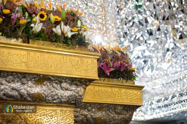 گل‌آرایی ضریح مطهر امام حسین (ع) در آستانه میلاد حضرت فاطمه (س)
