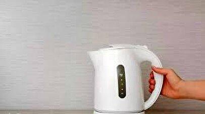 هشدار جدی درباره کتری‌های پلاستیکی برقی/ خطرات پنهان استفاده و تأثیر آن بر سلامت