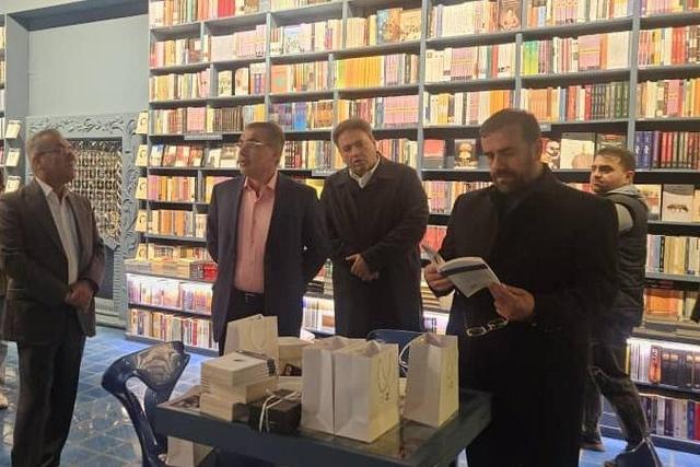 استاندار فارس از کتابفروشی آبی در شیراز بازدید کرد