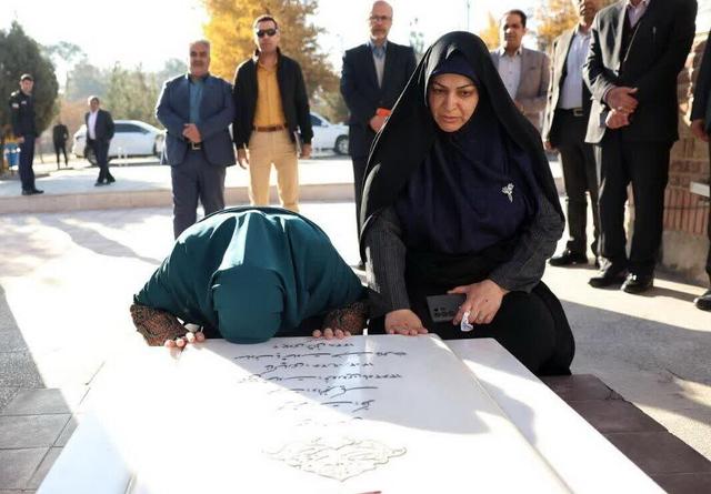 سخنگوی دولت در کرمان به مقام شامخ شهدا ادای احترام کرد