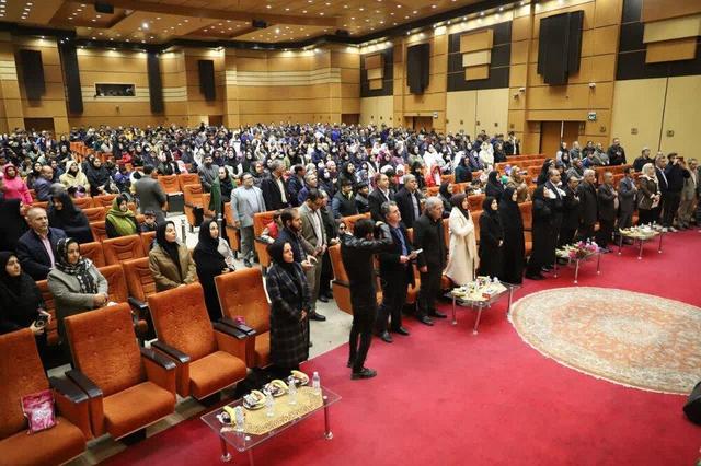 همایشی متفاوت در ستایش همت بلند دانش‌آموزان معلول و پدری که بچه‌ها دوستش دارند