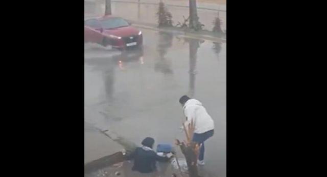 سقوط در گودال آب تا کمر! + ویدئو | لحظه وقوع اتفاق هولناک برای دختر جوان