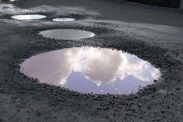 ببینید | لحظه عجیب سقوط زن جوان داخل چاله پر آب!