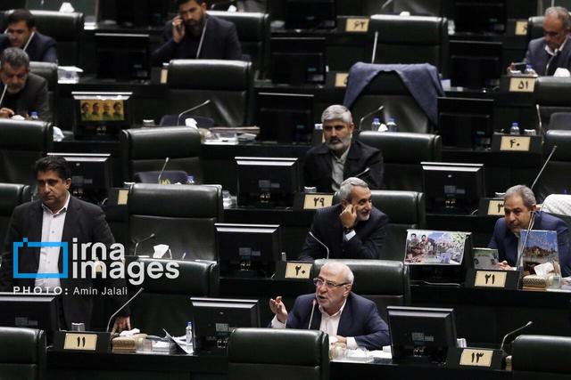 دفاع روزنامه شرق از نامه 180اقتصاددان به رئیس جمهور: آنها می خواهند به نمایندگان مجلس بگویند کی درد مردم را می فهمید؟