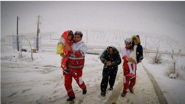 هلال‌احمر زنجان بیش از ۱۷۸ خودرو را از دل برف بیرون کشید