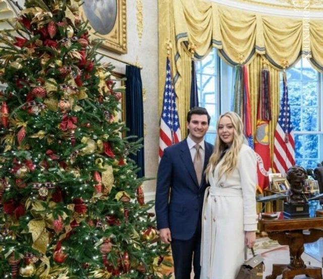 عکسهای کریسمسی تیفانی ترامپ و همسرش در کاخ سفید