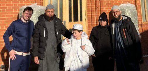 ماجرای کودک ۱۲ ساله انگلیسی که بین نمازگزاران مسجد شیرینی پخش می کند