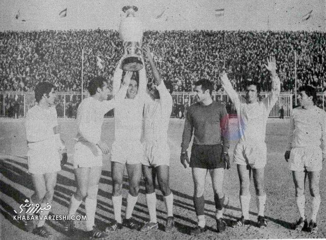 شایعه علیه پرسپولیسی‌ها: داور پسرخاله مربی پیکان است/ کپی تماشاگران از شعر رادیو ایران: شنبه، یکشنبه،... پیکان پیروزه!