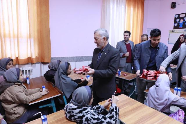 اسدی:۴۰نوبت شیر برای بیش از ۸۰۰هزار دانش‌آموز خراسان رضوی توزیع می شود