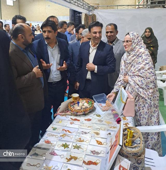 حضور بانوان هنرمند جزیره قشم در نخستین نمایشگاه صنایع‌دستی حصیری شهرستان مُهر