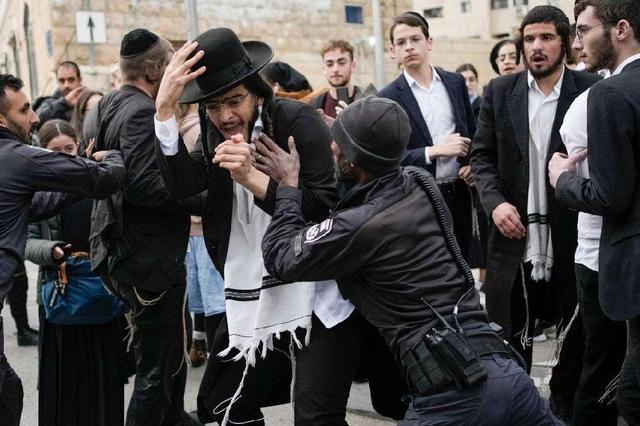 مجروح شدن یک شهرکنشین صهیونیست در تظاهرات حریدیها علیه قانون خدمت نظامی در تلآویو