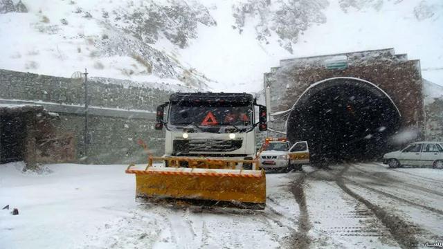 آغاز بارش برف در آذربایجان شرقی/ جاده‌ها لغزنده است
