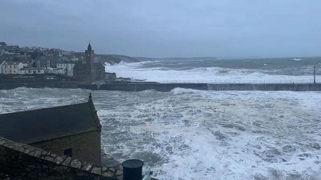 از قطعی برق تا لغو پروازها؛ طوفان «برام» زندگی روزمره مردم انگلیس را مختل کرد