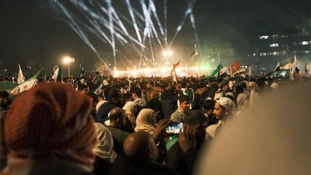 رقص و شادی مردم در یکسالگی سقوط بشار اسد +ویدیو