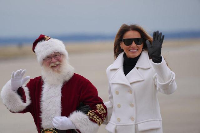 عکسهای تبلیغاتی زن ترامپ و بابانوئل خبرساز شد!