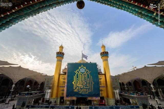 عکس/ نصب کتیبه بزرگ ولادت حضرت زهرا(س) بر ایوان طلای نجف