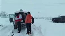 عملیات ۸ ساعته نجات مادر باردار در برف و کولاک تکاب (فیلم)