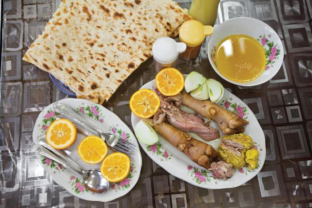 در این نقطه از جغرافیا کلهپاچه گوزن و شتر میخورند