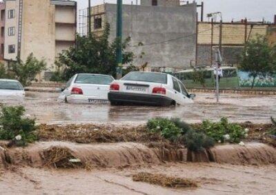 ببینید | طوفان شدید باران و گرفتار شدن ماشین‌ها در جاده عین خوش به دهلران