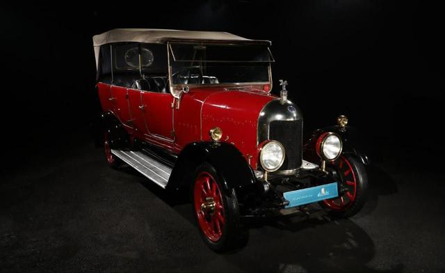 نمایش تصاویر موزه خودروهای تاریخی ایران در ایستگاههای مترو تهران