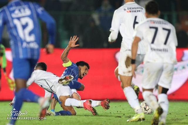 واکنش صالح حردانی به مشکوک‌ترین تصمیم هفته/ روی مدافع استقلال پنالتی شد؟ +ویدیو