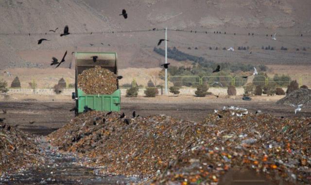 توقیف تریلی حامل پسماند غیرمجاز در آرادان؛ راننده متخلف بازداشت شد