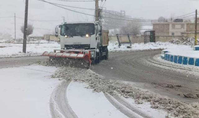 عملیات برف‌روبی در محورهای مواصلاتی شهرستان پاوه