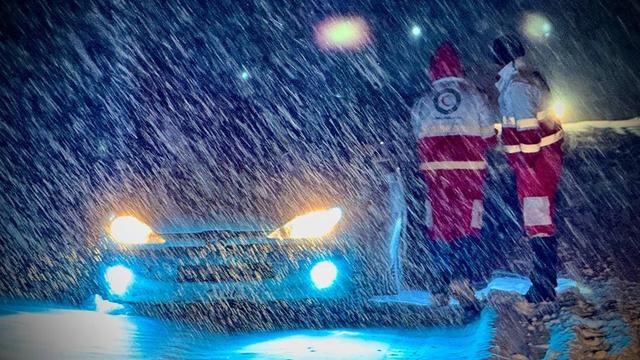 امداد رسانی هلال احمر به ٤٠ نفر در محور برفی تکاب