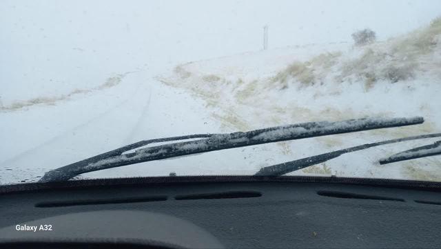 بارش برف راه ارتباطی ۷۰ روستای دلفان را بست