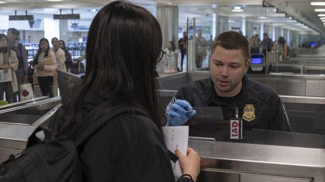 سابقه پنجساله فعالیت مجازی برخی از مسافران عازم آمریکا بررسی میشود