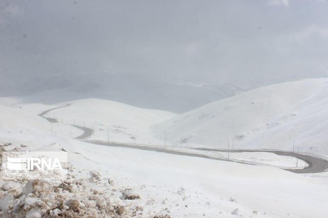 ارتفاع برف در مسیر پونل- خلخال به بیش از ۱۵ سانتیمتر رسید