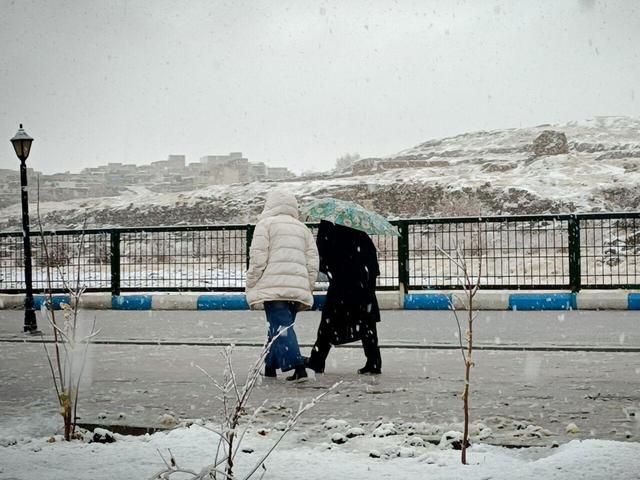 فیلم | نخستین برف پاییزی کنگاور را سفیدپوش کرد