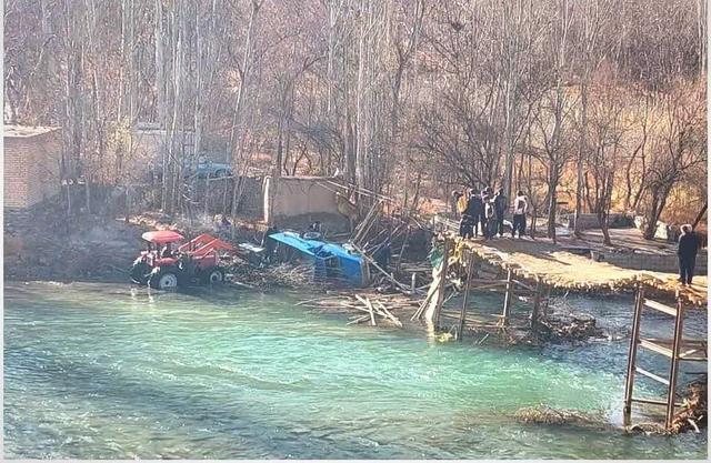 تنها پل معلق بر روی زایندهرود در شهرستان سامان فرو ریخت