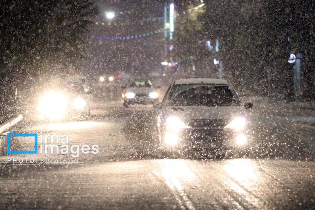 بارش برف در گردنه هیراب بروجرد؛ تردد روان و برقرار است + فیلم