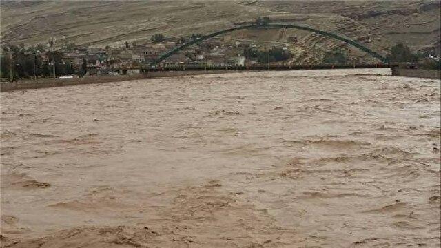 وقوع سیل و انسداد محور پلدختر به چم‌گردله + فیلم