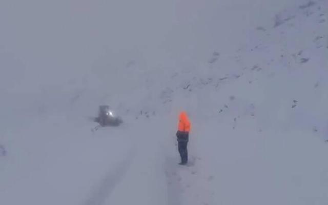 فیلم/ برف گردنه‌های همدان را سپیدپوش کرد