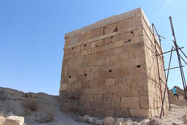 خراب‌کاری در آرامگاهِ جاماسب! (+ عکس)