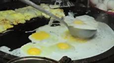 غذای خیابانی تایوان؛ املت صدف دریایی و میگو (فیلم)